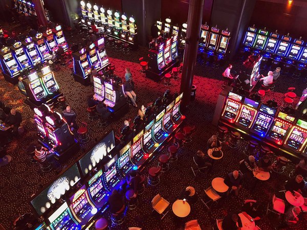 Les villes célèbres pour leurs casinos: voyage au cœur du jeu et du luxe